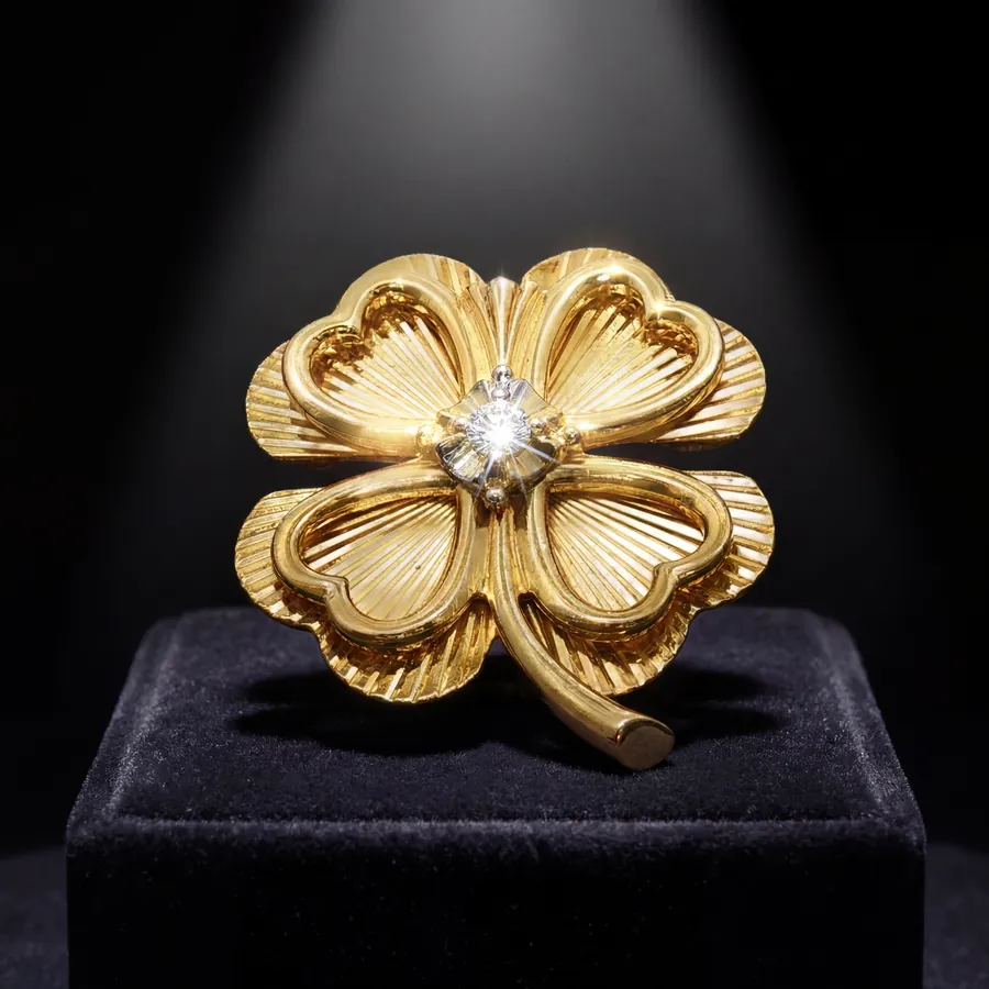 Gold clover ring